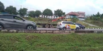 Kecelakaan beruntun melibatkan truk crane dan tiga mobil pribadi terjadi di kawasan Tiban Center, Jalan Gajah Mada, Kota Batam, Selasa (26/5/2026). Insiden diduga dipicu rem blong pada truk crane.
Foto: Istimewa