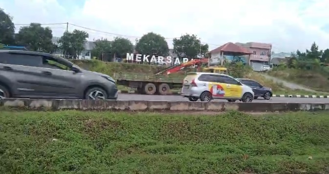Kecelakaan beruntun melibatkan truk crane dan tiga mobil pribadi terjadi di kawasan Tiban Center, Jalan Gajah Mada, Kota Batam, Selasa (26/5/2026). Insiden diduga dipicu rem blong pada truk crane.
Foto: Istimewa