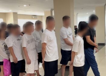 Direktorat Jenderal Imigrasi menggerebek pusat penipuan investasi daring di sebuah apartemen di Lubuk Baja, Batam, Rabu, 6 Mei 2026.
Foto: Imigrasi Batam
