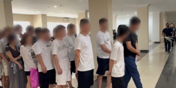 Direktorat Jenderal Imigrasi menggerebek pusat penipuan investasi daring di sebuah apartemen di Lubuk Baja, Batam, Rabu, 6 Mei 2026.
Foto: Imigrasi Batam