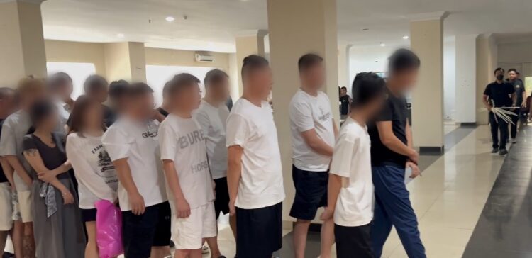 Direktorat Jenderal Imigrasi menggerebek pusat penipuan investasi daring di sebuah apartemen di Lubuk Baja, Batam, Rabu, 6 Mei 2026.
Foto: Imigrasi Batam