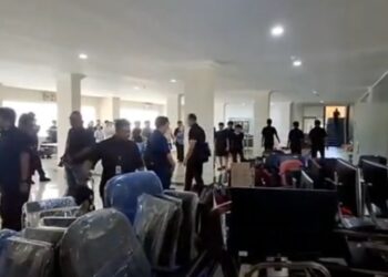 Petugas Imigrasi Batam menggerebek Baloi View Apartemen di Lubuk Baja, Batam, Rabu pagi, (06/05/26). Lokasi itu diduga menjadi markas operasi kejahatan siber lintas negara
(06/05/26)
Foto: dok Imigrasi