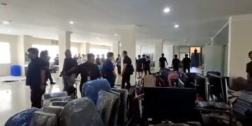Petugas Imigrasi Batam menggerebek Baloi View Apartemen di Lubuk Baja, Batam, Rabu pagi, (06/05/26). Lokasi itu diduga menjadi markas operasi kejahatan siber lintas negara
(06/05/26)
Foto: dok Imigrasi
