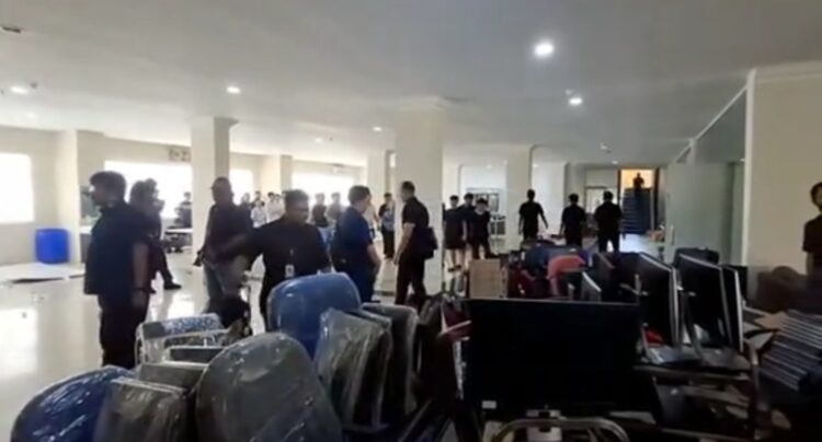 Petugas Imigrasi Batam menggerebek Baloi View Apartemen di Lubuk Baja, Batam, Rabu pagi, (06/05/26). Lokasi itu diduga menjadi markas operasi kejahatan siber lintas negara
(06/05/26)
Foto: dok Imigrasi