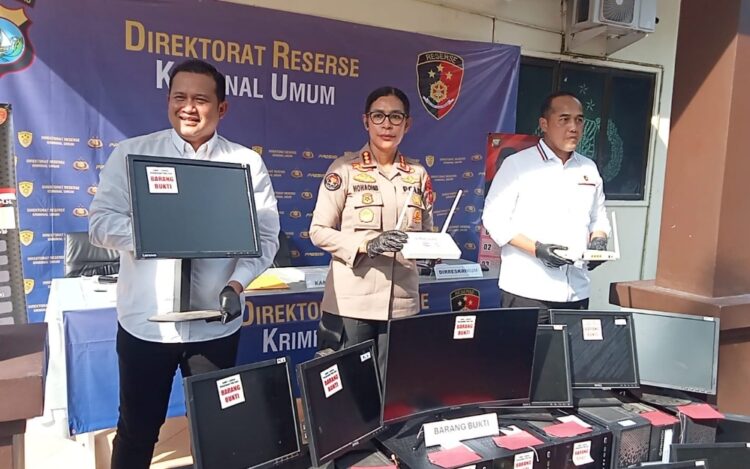 Polda Kepri Bongkar Judi Online di Batam, 19 Komputer dan 200 Ribu Akun Bot Disita
Foto: Humas