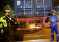 Satlantas Polresta Barelang menggelar patroli malam dan menindak tiga unit truck trailer yang kedapatan melintas tanpa lampu rem di wilayah hukum Polresta Barelang, Senin malam 18 Mei 2026.
Foto: Polresta Barelang