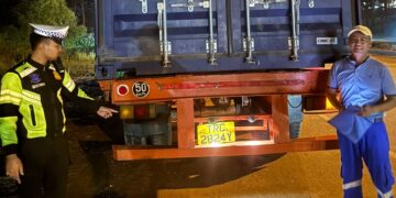 Satlantas Polresta Barelang menggelar patroli malam dan menindak tiga unit truck trailer yang kedapatan melintas tanpa lampu rem di wilayah hukum Polresta Barelang, Senin malam 18 Mei 2026.
Foto: Polresta Barelang
