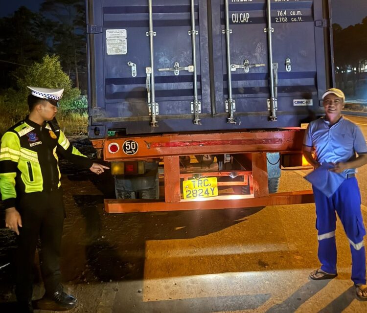 Satlantas Polresta Barelang menggelar patroli malam dan menindak tiga unit truck trailer yang kedapatan melintas tanpa lampu rem di wilayah hukum Polresta Barelang, Senin malam 18 Mei 2026.
Foto: Polresta Barelang