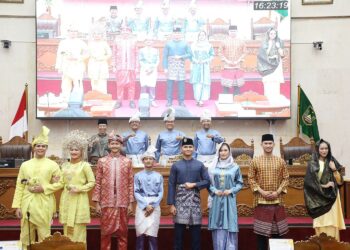Tahniah! Perda LAM Kota Batam Disahkan, Ragam Busana Melayu Memukau di Sidang Paripurna
(08/05/26)
Foto: MCB