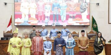 Tahniah! Perda LAM Kota Batam Disahkan, Ragam Busana Melayu Memukau di Sidang Paripurna
(08/05/26)
Foto: MCB