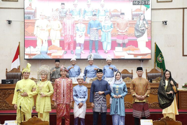 Tahniah! Perda LAM Kota Batam Disahkan, Ragam Busana Melayu Memukau di Sidang Paripurna
(08/05/26)
Foto: MCB