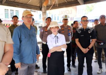 Wakil Wali Kota Batam, Li Claudia Chandra, bersama sejumlah pejabat meninjau titik U-Turn di Simpang Kuda, Seipanas, Batamkota, Kamis (30/4/2026).
Foto: MCB