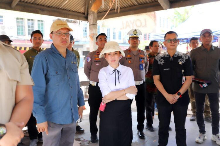 Wakil Wali Kota Batam, Li Claudia Chandra, bersama sejumlah pejabat meninjau titik U-Turn di Simpang Kuda, Seipanas, Batamkota, Kamis (30/4/2026).
Foto: MCB