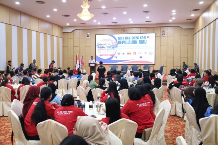 Polsek Batu Ampar Polresta Barelang melaksanakan pengamanan kegiatan serikat buruh dalam rangka peringatan Hari Buruh Internasional atau May Day 2026 di Ballroom Hotel A Glow, Sei Jodoh, Batu Ampar, Kota Batam, Jumat (01/05/26).
Foto: Humas