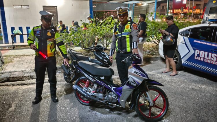 Satlantas Polresta Barelang menindak 35 kendaraan roda dua berknalpot brong dalam patroli malam antisipasi balap liar di wilayah hukum Polresta Barelang
(02/05/26)
Foto: Polresta Barelang
