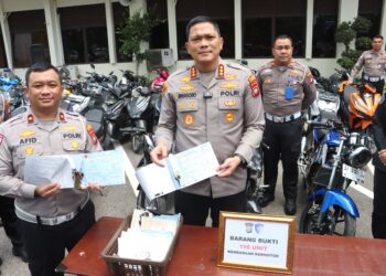 Polresta Barelang menindak 262 pelanggar lalu lintas dalam operasi gabungan 20 April hingga 9 Mei 2026. Sasarannya: knalpot brong, balap liar, serta truk dan trailer tak laik jalan.
(11/05/26)
Foto: Polresta Barelang