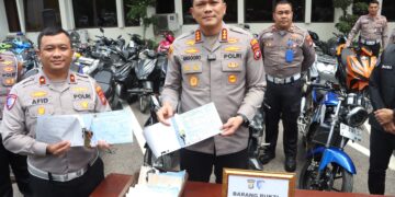 Polresta Barelang menindak 262 pelanggar lalu lintas dalam operasi gabungan 20 April hingga 9 Mei 2026. Sasarannya: knalpot brong, balap liar, serta truk dan trailer tak laik jalan.
(11/05/26)
Foto: Polresta Barelang