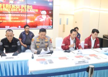 Polresta Barelang melalui Satreskrim mengungkap kasus dugaan eksploitasi seksual dan persetubuhan terhadap anak di bawah umur di Kota Batam. Sebagaimana dirilis dalam konferensi pers di Lobby Mapolresta Barelang, Rabu (13/05/26).
Foto: Polresta Barelang