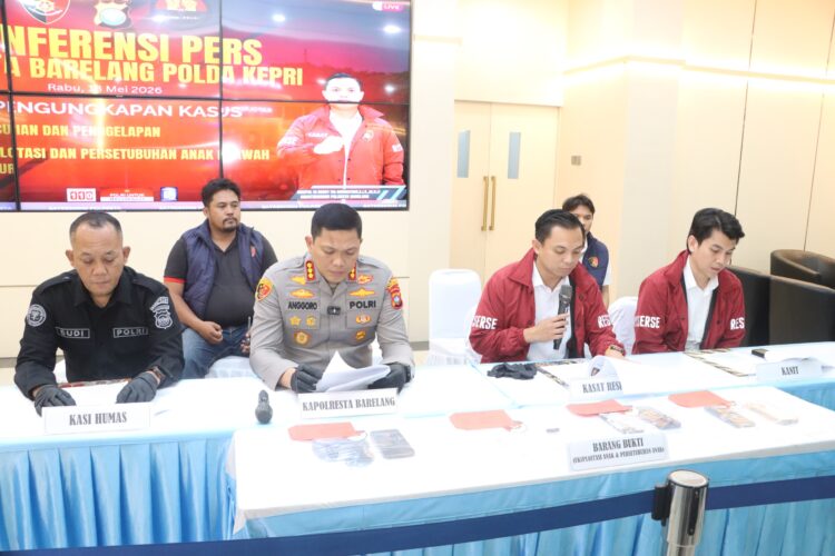 Polresta Barelang melalui Satreskrim mengungkap kasus dugaan eksploitasi seksual dan persetubuhan terhadap anak di bawah umur di Kota Batam. Sebagaimana dirilis dalam konferensi pers di Lobby Mapolresta Barelang, Rabu (13/05/26).
Foto: Polresta Barelang