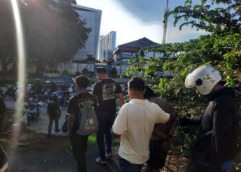 Respons cepat Polsek Batam Kota Polresta Barelang membuahkan hasil setelah mendatangi Tempat Kejadian Perkara dugaan pencurian kabel di Gedung Saka Kencana Kepri, Kelurahan Baloi Permai, Kecamatan Batam Kota, Kamis 14 Mei 2026.
Foto: Polresta Barelang