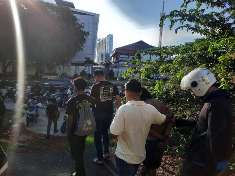 Respons cepat Polsek Batam Kota Polresta Barelang membuahkan hasil setelah mendatangi Tempat Kejadian Perkara dugaan pencurian kabel di Gedung Saka Kencana Kepri, Kelurahan Baloi Permai, Kecamatan Batam Kota, Kamis 14 Mei 2026.
Foto: Polresta Barelang