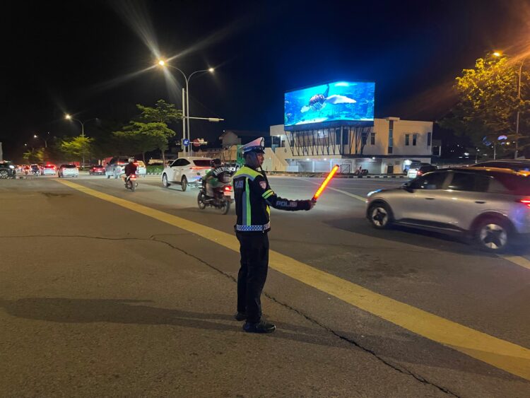 Satlantas Polresta Barelang menggelar kegiatan Strong Point Malam dan Blue Light Patrol pada Jumat, 15 Mei 2026, pukul 18.00 hingga 21.00 WIB.
Foto: Polresta Barelang