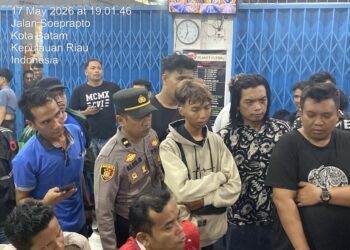 Personel Polsek Batu Aji dan Tim Pamapta Polresta Barelang bergerak cepat memediasi dugaan penarikan kendaraan oleh debt collector di kawasan Planet Futsal, Kelurahan Bukit Tempayan, Kecamatan Batu Aji, Minggu 17 Mei 2026.
Foto: Polresta Barelang