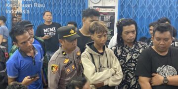 Personel Polsek Batu Aji dan Tim Pamapta Polresta Barelang bergerak cepat memediasi dugaan penarikan kendaraan oleh debt collector di kawasan Planet Futsal, Kelurahan Bukit Tempayan, Kecamatan Batu Aji, Minggu 17 Mei 2026.
Foto: Polresta Barelang