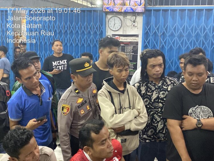Personel Polsek Batu Aji dan Tim Pamapta Polresta Barelang bergerak cepat memediasi dugaan penarikan kendaraan oleh debt collector di kawasan Planet Futsal, Kelurahan Bukit Tempayan, Kecamatan Batu Aji, Minggu 17 Mei 2026.
Foto: Polresta Barelang