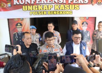 Polsek Bengkong berhasil mengungkap kasus pencurian kendaraan bermotor yang sempat viral di media sosial. Dua remaja berinisial MIB (15) dan RA (15) diamankan atas dugaan pencurian sepeda motor di kawasan Bengkong Aljabar, Kelurahan Bengkong Indah, pada Selasa, 19 Mei 2026.
Foto: Polsek Bengkong