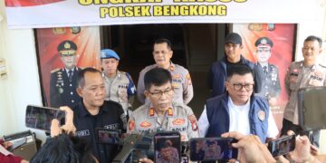 Polsek Bengkong berhasil mengungkap kasus pencurian kendaraan bermotor yang sempat viral di media sosial. Dua remaja berinisial MIB (15) dan RA (15) diamankan atas dugaan pencurian sepeda motor di kawasan Bengkong Aljabar, Kelurahan Bengkong Indah, pada Selasa, 19 Mei 2026.
Foto: Polsek Bengkong