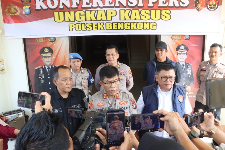 Polsek Bengkong berhasil mengungkap kasus pencurian kendaraan bermotor yang sempat viral di media sosial. Dua remaja berinisial MIB (15) dan RA (15) diamankan atas dugaan pencurian sepeda motor di kawasan Bengkong Aljabar, Kelurahan Bengkong Indah, pada Selasa, 19 Mei 2026.
Foto: Polsek Bengkong