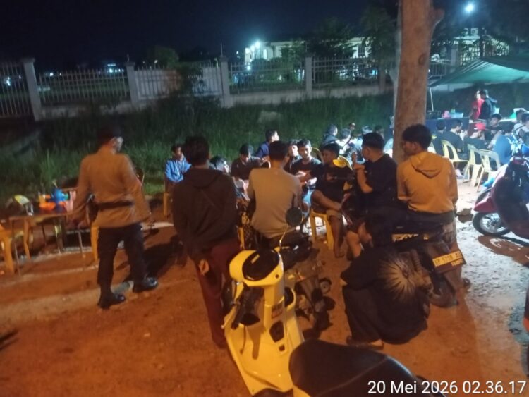 Polsek Batam Kota bergerak cepat membubarkan aksi balap liar di kawasan Simpang Helm, Kecamatan Batam Kota, setelah menerima laporan masyarakat melalui layanan Call Center 110 Polri, Rabu dini hari (20/5/2026).
Foto: Polsek Batam Kota