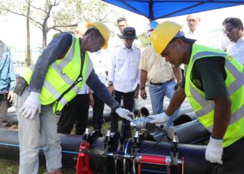 Kepala BP Batam, Amsakar Achmad, meninjau langsung pekerjaan pemasangan penguatan jaringan pipa distribusi air minum di sejumlah titik Kota Batam, Selasa (19/05/26).
Foto: BP Batam