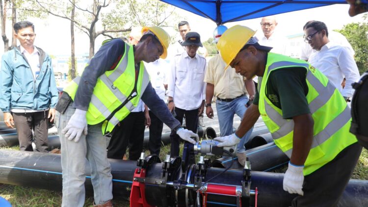 Kepala BP Batam, Amsakar Achmad, meninjau langsung pekerjaan pemasangan penguatan jaringan pipa distribusi air minum di sejumlah titik Kota Batam, Selasa (19/05/26).
Foto: BP Batam