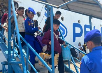 Satpolairud Polresta Barelang melaksanakan pengamanan dan pengecekan terhadap penumpang serta barang bawaan KM Kelud yang bersandar di Pelabuhan Batam Bintang 99 Batu Ampar pada Rabu, 20 Mei 2026.
Foto: Polresta Barelang