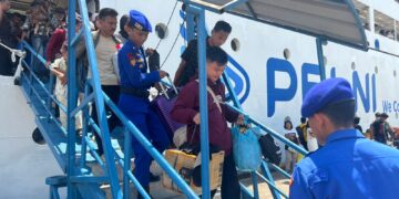 Satpolairud Polresta Barelang melaksanakan pengamanan dan pengecekan terhadap penumpang serta barang bawaan KM Kelud yang bersandar di Pelabuhan Batam Bintang 99 Batu Ampar pada Rabu, 20 Mei 2026.
Foto: Polresta Barelang