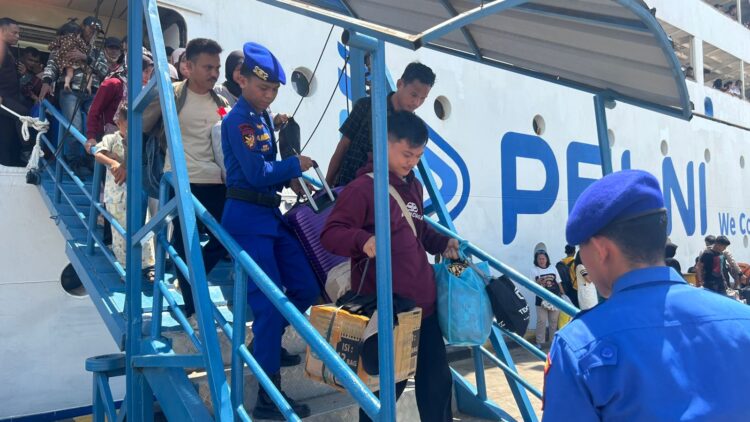 Satpolairud Polresta Barelang melaksanakan pengamanan dan pengecekan terhadap penumpang serta barang bawaan KM Kelud yang bersandar di Pelabuhan Batam Bintang 99 Batu Ampar pada Rabu, 20 Mei 2026.
Foto: Polresta Barelang