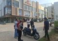 Petugas Polsek Sagulung Polresta Barelang mendatangi kawasan Ruko Alibaba, Kecamatan Sagulung, Kamis 21 Mei 2026, menyusul laporan adanya sepasang kekasih yang diduga terlibat cekcok dan mengancam bunuh diri menggunakan senjata tajam
Foto: Polsek Sagulung