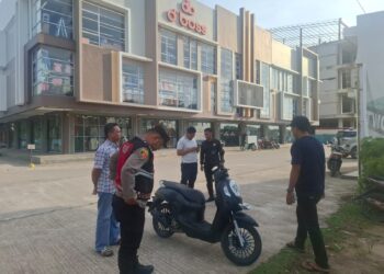 Petugas Polsek Sagulung Polresta Barelang mendatangi kawasan Ruko Alibaba, Kecamatan Sagulung, Kamis 21 Mei 2026, menyusul laporan adanya sepasang kekasih yang diduga terlibat cekcok dan mengancam bunuh diri menggunakan senjata tajam
Foto: Polsek Sagulung