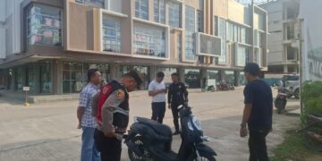 Petugas Polsek Sagulung Polresta Barelang mendatangi kawasan Ruko Alibaba, Kecamatan Sagulung, Kamis 21 Mei 2026, menyusul laporan adanya sepasang kekasih yang diduga terlibat cekcok dan mengancam bunuh diri menggunakan senjata tajam
Foto: Polsek Sagulung