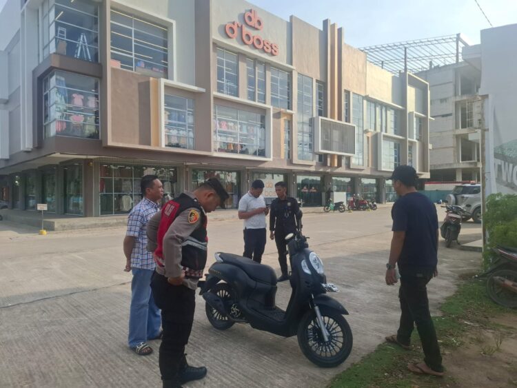 Petugas Polsek Sagulung Polresta Barelang mendatangi kawasan Ruko Alibaba, Kecamatan Sagulung, Kamis 21 Mei 2026, menyusul laporan adanya sepasang kekasih yang diduga terlibat cekcok dan mengancam bunuh diri menggunakan senjata tajam
Foto: Polsek Sagulung