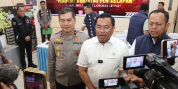 konferensi pers yang dipimpin langsung Wakapolda Kepri Brigjen Pol Dr. Anom Wibowo di Lobby Mapolresta Barelang, Sabtu 23 Mei 2026.
Foto: Polresta Barelang