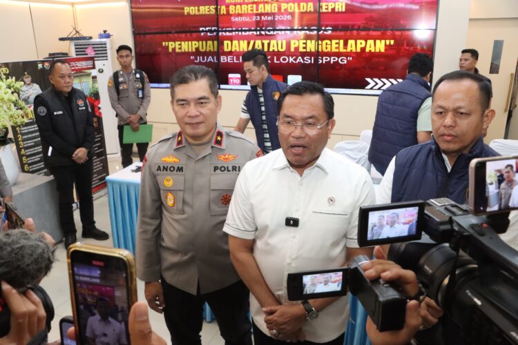 konferensi pers yang dipimpin langsung Wakapolda Kepri Brigjen Pol Dr. Anom Wibowo di Lobby Mapolresta Barelang, Sabtu 23 Mei 2026.
Foto: Polresta Barelang