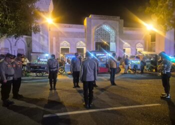 Polresta Barelang Amankan Pawai Takbiran dan Gelar Sholat Idul Adha dengan Pemotongan 42 Hewan Qurban
26-27 Mei 2026
Foto: Humas Polresta Barelang