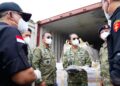 Kepala Staf Umum TNI Letjen TNI Richard Tampubolon turun langsung ke Dermaga Koarmada IV Batam, Selasa 26 Mei 2026, untuk meninjau pemeriksaan puluhan kontainer mineral hasil penindakan TNI Angkatan Laut.
Foto: Puspen TNI