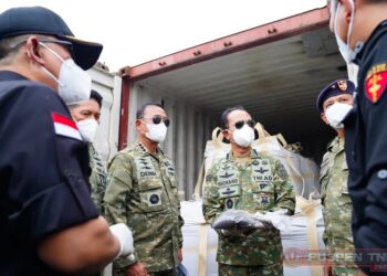 Kepala Staf Umum TNI Letjen TNI Richard Tampubolon turun langsung ke Dermaga Koarmada IV Batam, Selasa 26 Mei 2026, untuk meninjau pemeriksaan puluhan kontainer mineral hasil penindakan TNI Angkatan Laut.
Foto: Puspen TNI
