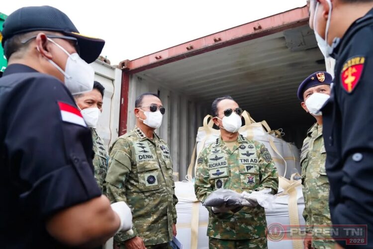 Kepala Staf Umum TNI Letjen TNI Richard Tampubolon turun langsung ke Dermaga Koarmada IV Batam, Selasa 26 Mei 2026, untuk meninjau pemeriksaan puluhan kontainer mineral hasil penindakan TNI Angkatan Laut.
Foto: Puspen TNI