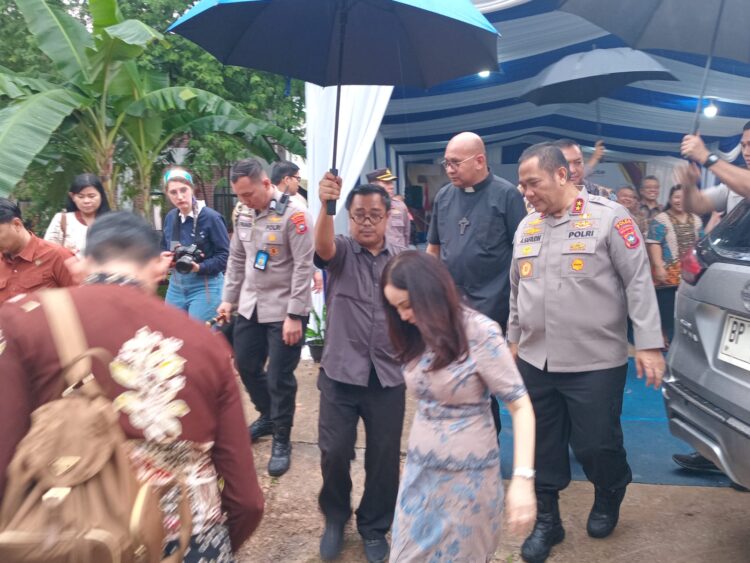 PLH Walikota Batam Li Claudia Chandra menegaskan pentingnya penguatan sinergi antar lembaga untuk melindungi pekerja migran Indonesia dan mencegah tindak pidana perdagangan orang. Penegasan itu disampaikan saat menghadiri Peresmian Gedung Sentrum Caritas dan Lokakarya Peran Balai Latihan Kerja dan Pusat Informasi Migran (BLK-PIM) di Shelter St. Theresia Batam, Sei Harapan, Kecamatan Sekupang, Jumat 29 Mei 2026.
Foto: BP Batam