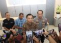 Informasi dugaan pembegalan dan penganiayaan yang viral di media sosial Kota Batam dipastikan tidak benar. Polresta Barelang melalui Satreskrim dan Polsek Sagulung mengungkap pelapor berinisial F, 23 tahun, membuat laporan palsu setelah melukai dirinya sendiri. Klarifikasi disampaikan dalam kegiatan doorstop di Lobby Polresta Barelang, Jumat 29 Mei 2026
Foto: Polresta Barelang
